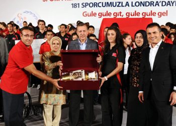 Neslihan’dan Başbakanımıza Hediye