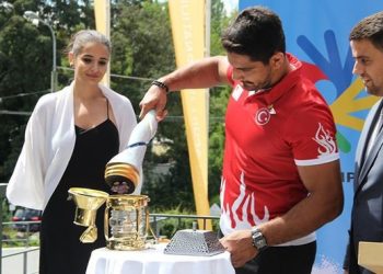 Taha Akgül Olimpiyat Meşalesini Teslim Aldı