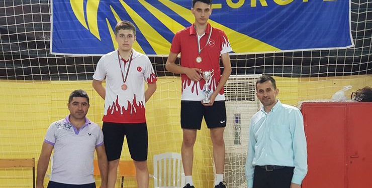 Genç Badmintoncularımız Şampiyon