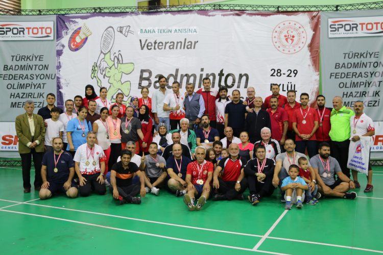 ‘Baha Tekin Anısına’ Veteranlar Badminton Turnuvası Sona Erdi