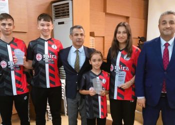 Başkanımızdan Başarılı Sporcu ve Antrenörlere Ödül