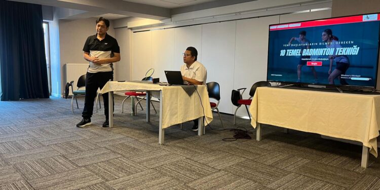”Badmintona Yeni Başlayanlar İçin Temel Teknik Öğretimi” Konulu  Badminton Gelişim Semineri gerçekleştirildi.