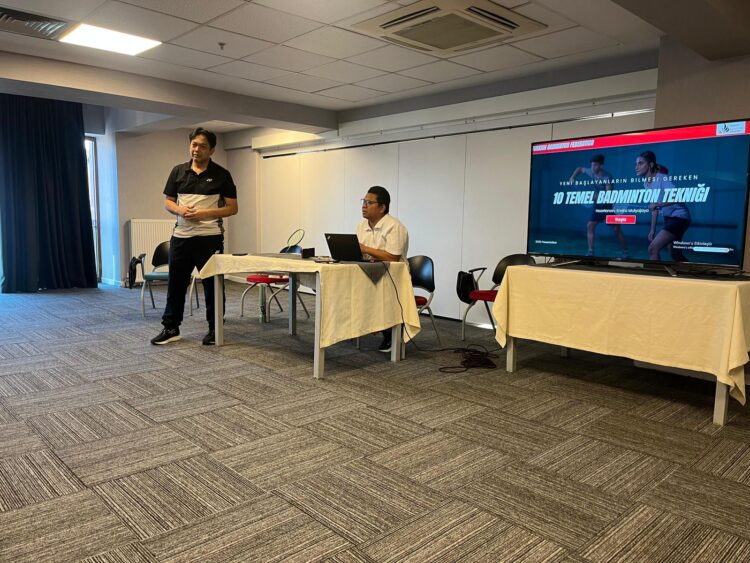 ”Badmintona Yeni Başlayanlar İçin Temel Teknik Öğretimi” Konulu  Badminton Gelişim Semineri gerçekleştirildi.