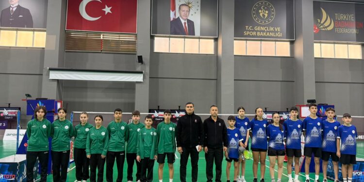 Badminton Lig Heyecanı Şehitlerimize Saygı ile Başladı