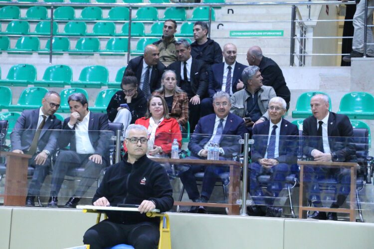 Eskişehir’de Badminton Heyecanı: Vali Dr. Erdinç Yılmaz’dan Şampiyonaya Ziyaret