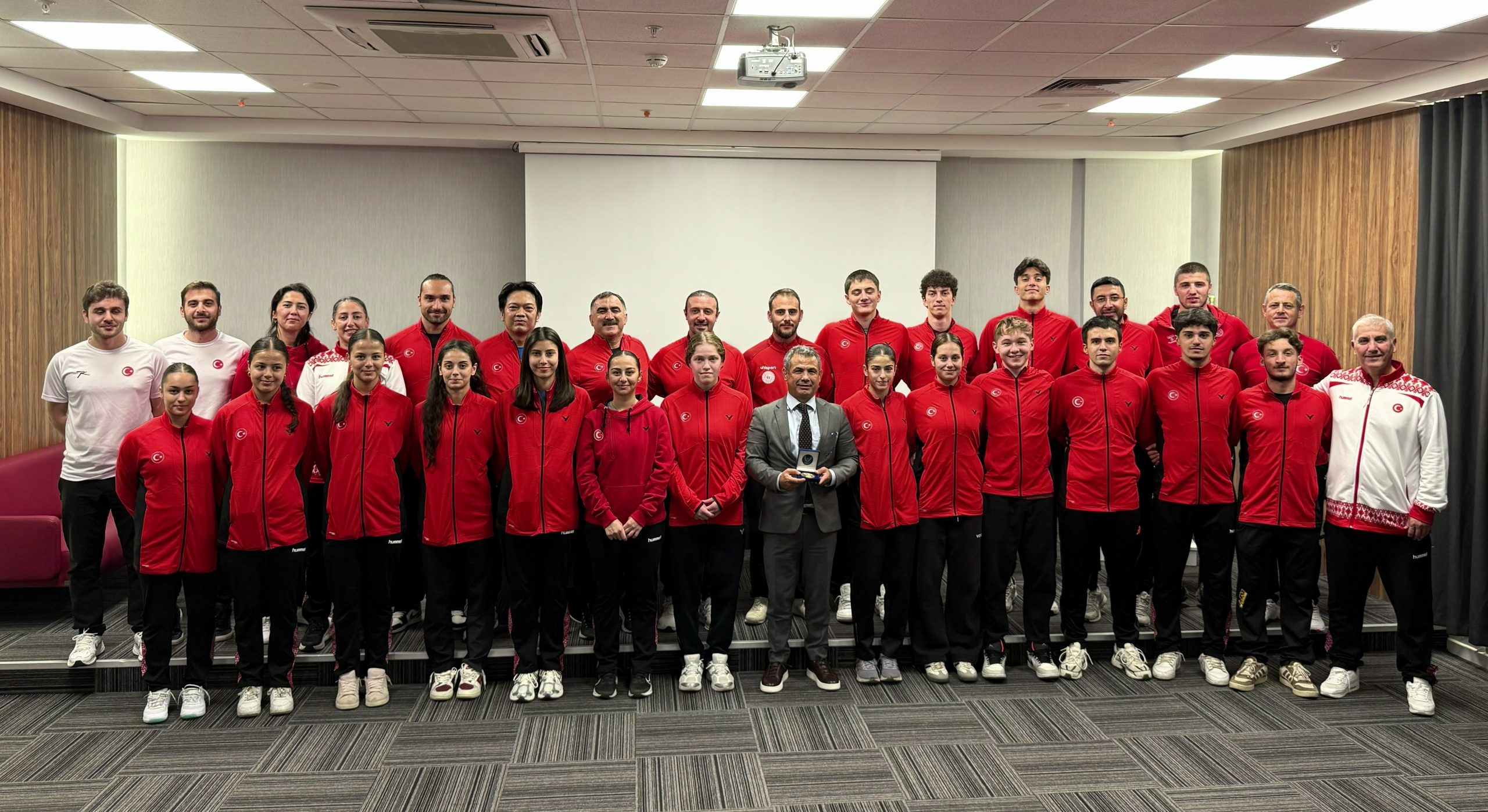 🏸 Federasyon Başkanı Ercan Yıldız’dan Millilerimize Ziyaret! 🇹🇷